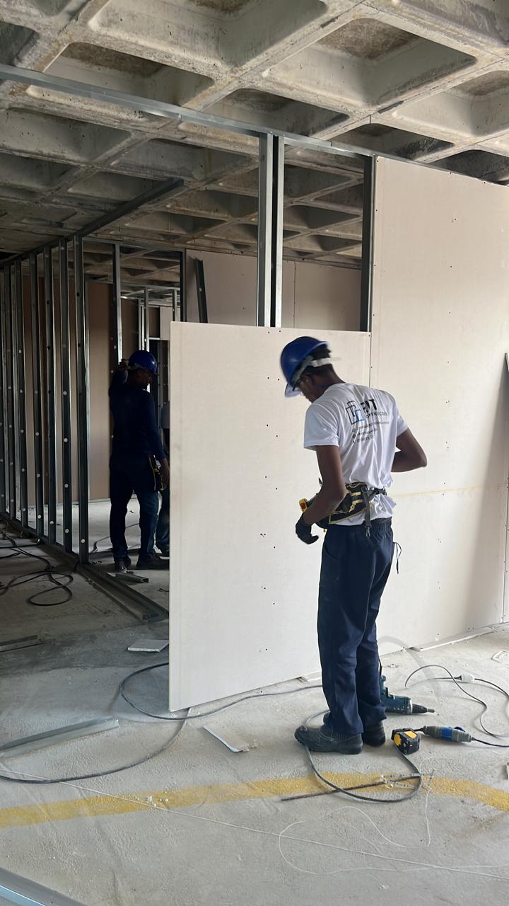 Estrutura metálica de drywall em eixo diagonal no projeto Torre Evoke, executada pela RIT para construtora em Recife