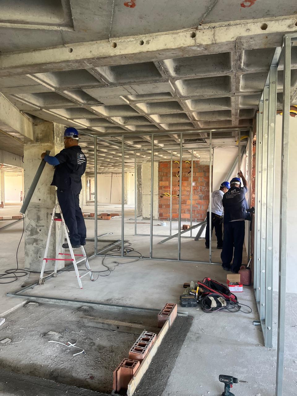 Estoque organizado de placas Drywall RU na obra Torre Evoke, demonstrando gestão eficiente de suprimentos RIT